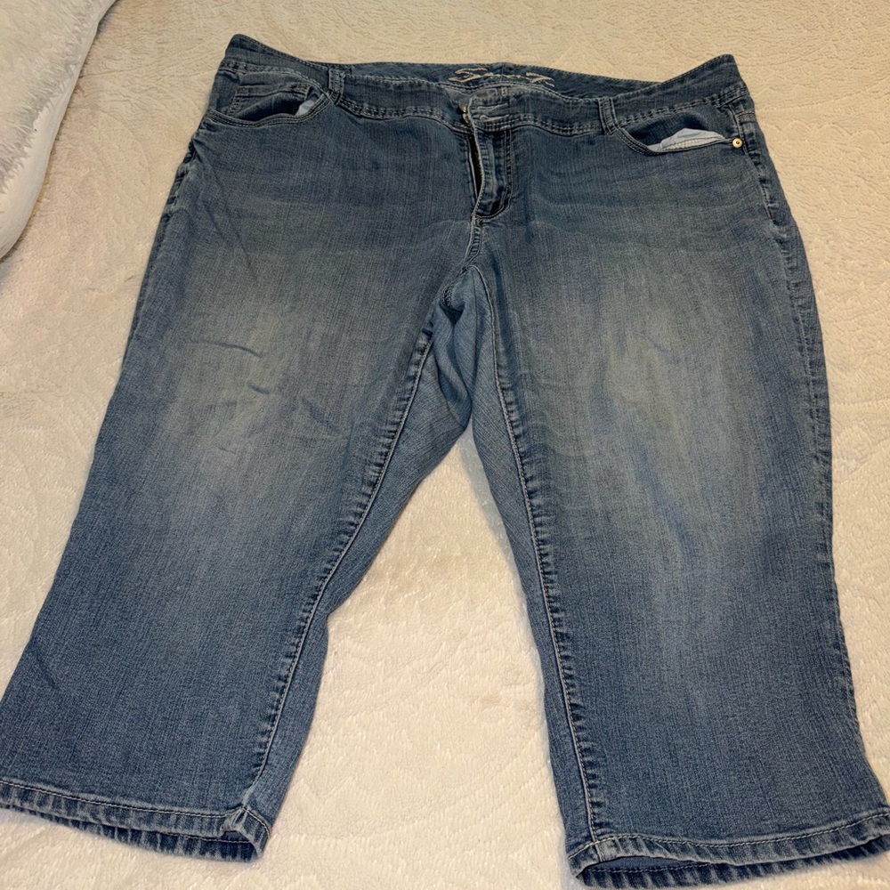 SIZE 22 Women’s Midwash Blue Capri Jeans. MUST BE BUNDLED